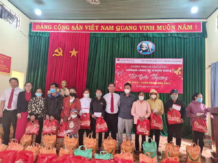 Chi nhánh Ngân hàng Agribank Ea Ral- Bắc Đắk Lắk tổ chức trao tặng quà Tết Nguyên đán Nhâm Dần năm 2022.